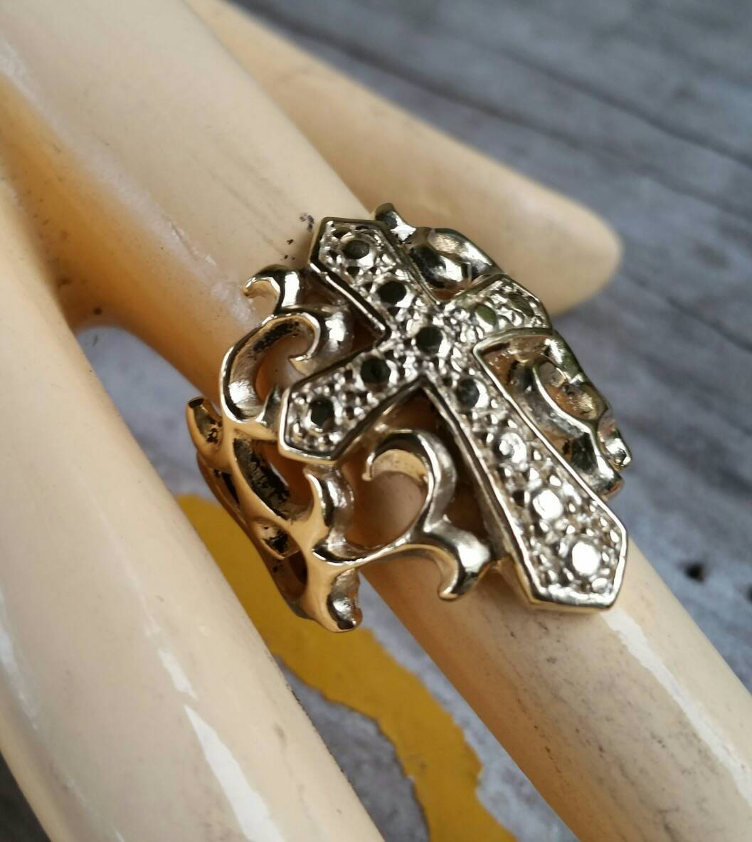 9ct gold Large cross ring ornate filegree steampunk   wedding dress ring