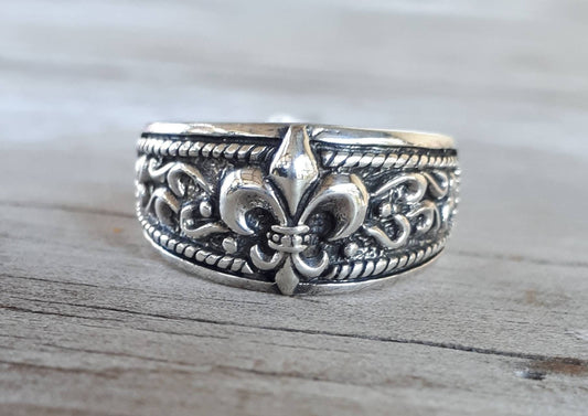 fleur de lis ring,sterling silver,vintage,steampunk, victorian,baroque,rounded band,wedding ring,boho band