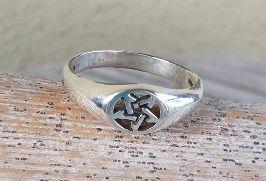 Pentagram ring,sterling silver,star,pinkie ring,occult,wiccan,witch,wizard,magic,binding,druid,boho,goth,handmade,