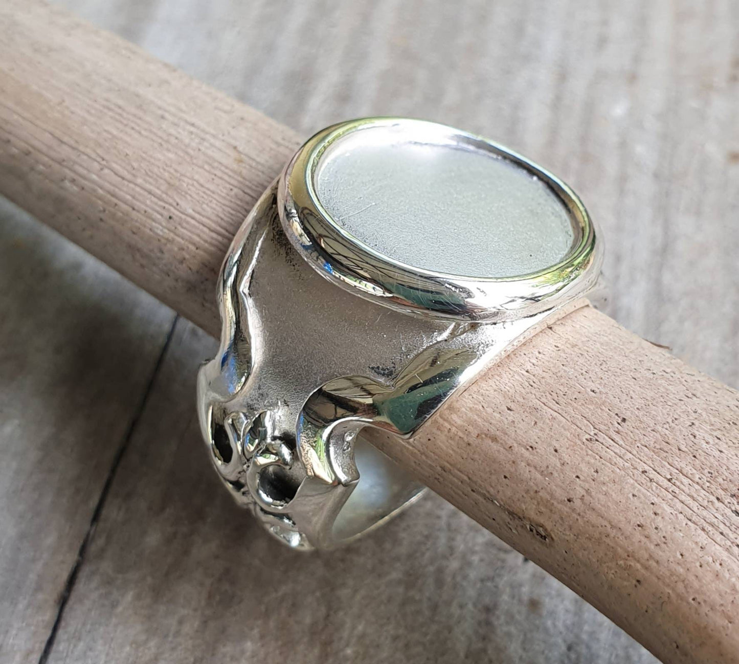 Chunky signet ring,solid sterling silver,round top, plain signet,fluer d lil on sides, chunky mans ring,heavy,wide silver ring