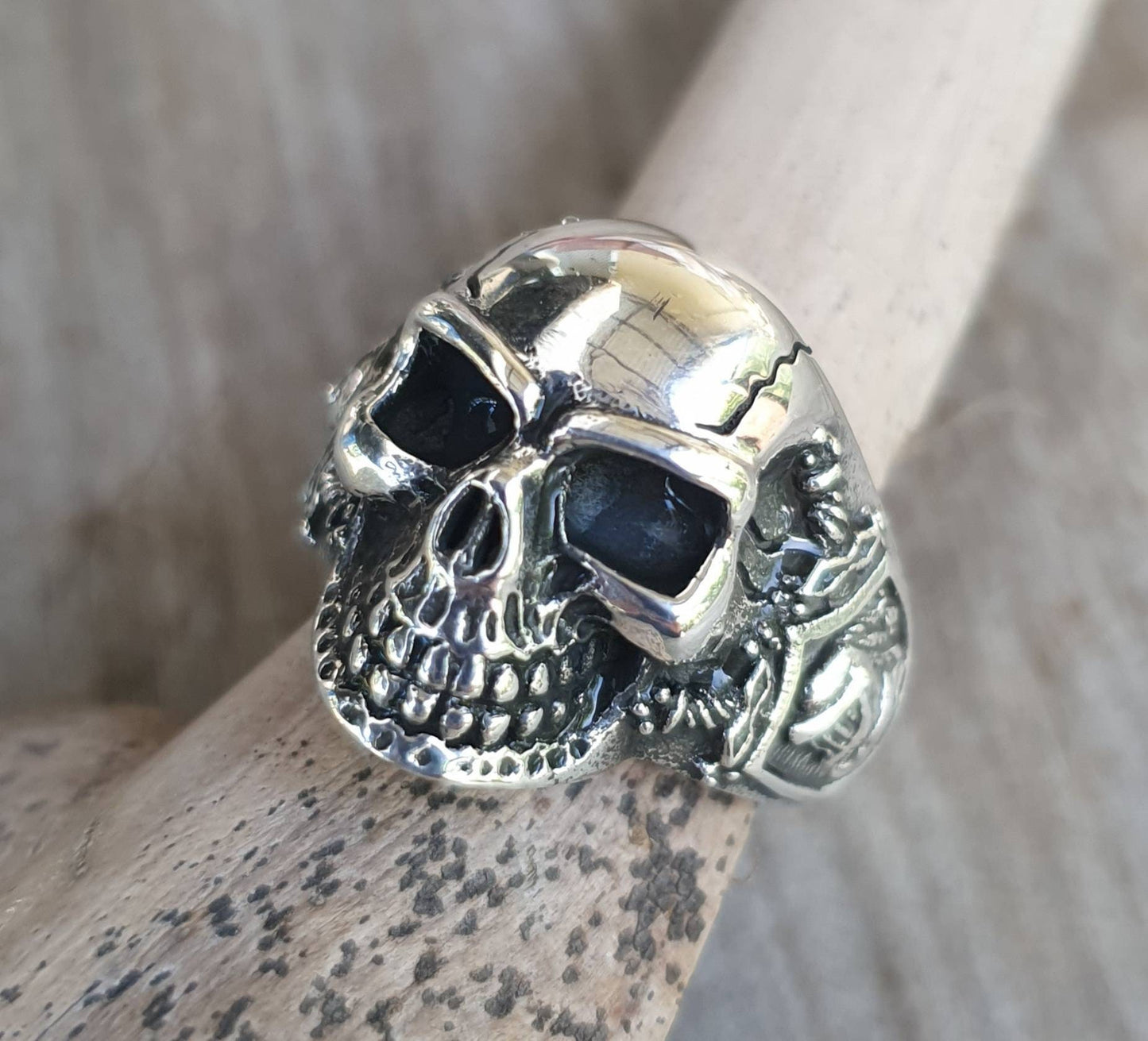 Skull ring,sterling silver,medium unisex skull,medieval,knights and swords,steampunk,