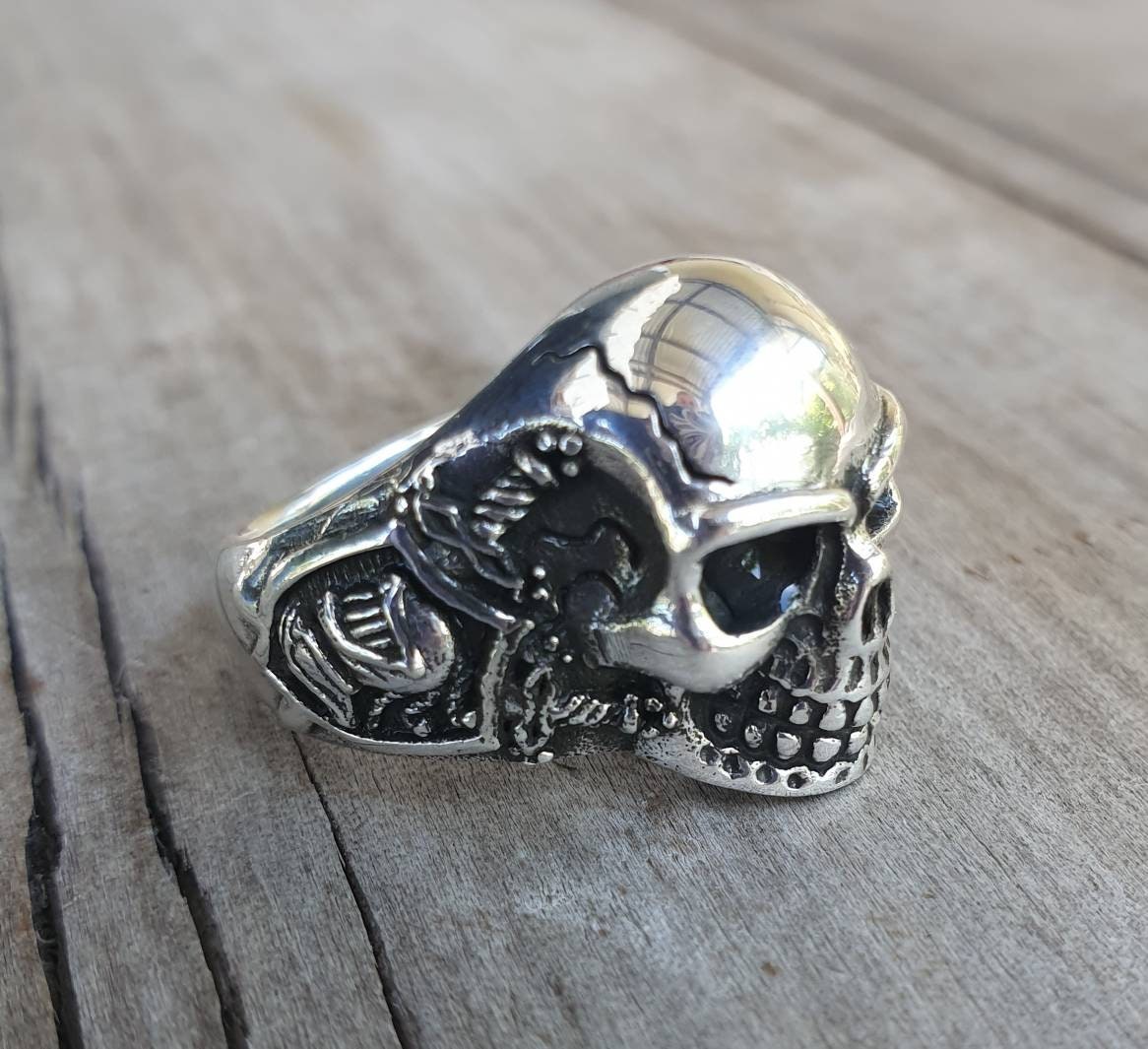 Skull ring,sterling silver,medium unisex skull,medieval,knights and swords,steampunk,