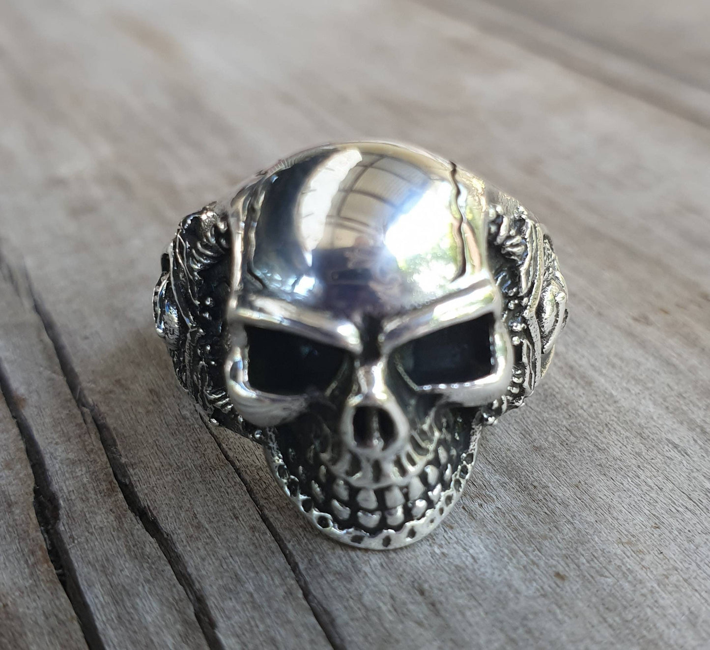 Skull ring,sterling silver,medium unisex skull,medieval,knights and swords,steampunk,