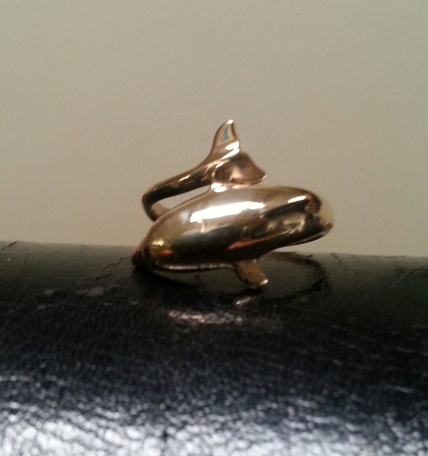 gold dolphin,9ct /9kporpous surf wrap around ring