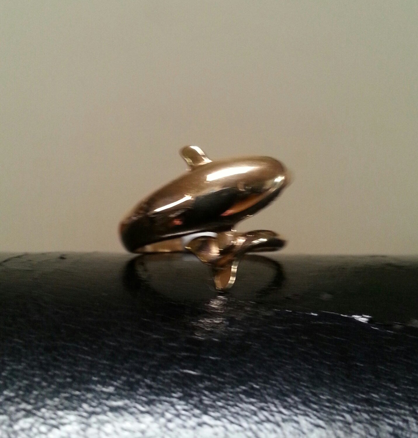 gold dolphin,9ct /9kporpous surf wrap around ring